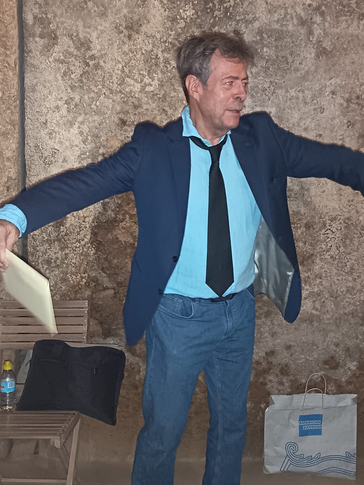 Nicolás Ramos con los brazos abiertos durante el encuentro en el dolmen de Menga