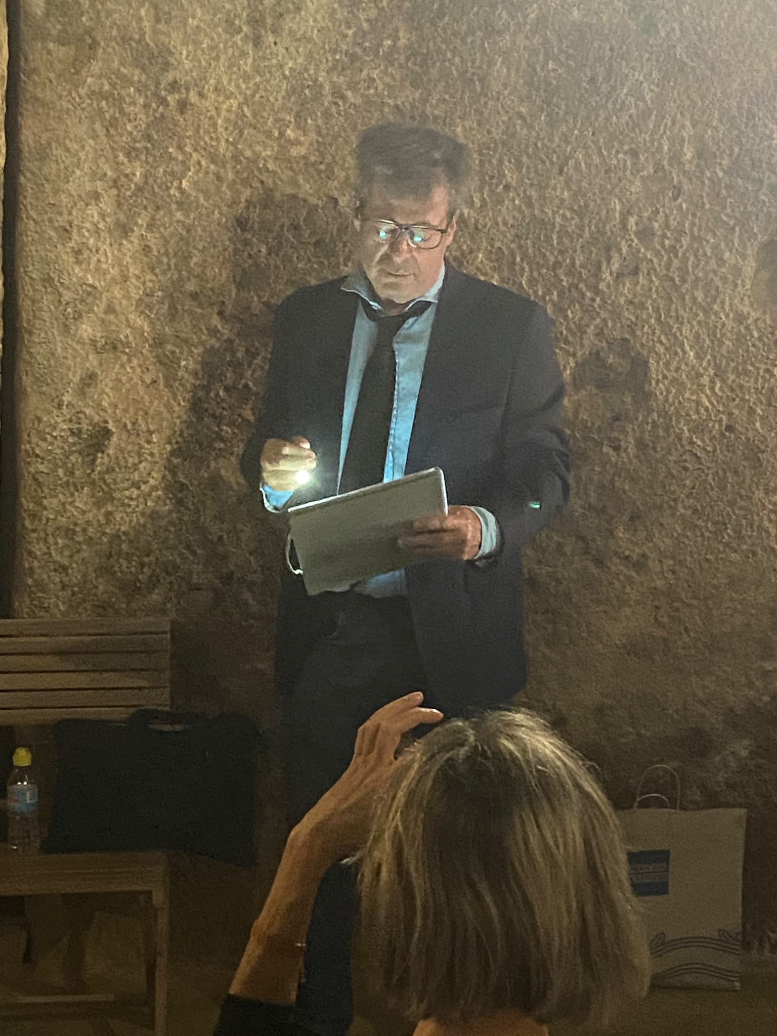 Nicolás Ramos leyendo Cantos a Menga entre las piedras del dolmen