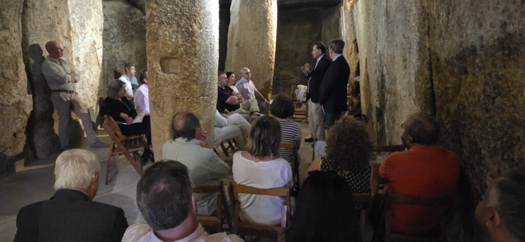 Presentación de Cantos a Menga con asistentes en el interior del dolmen de Menga